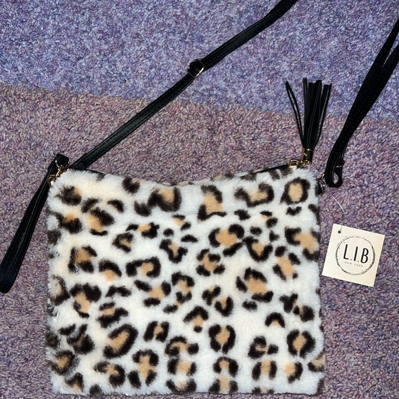 L.I.B New York Faux Fur Cheetah Crossbody and Matching Scarf - Picture 2 of 2